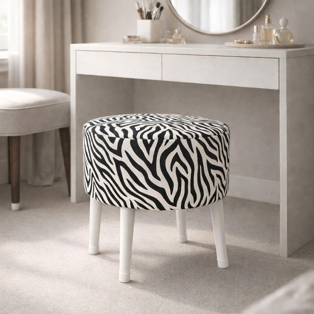 Salon Pufu – Dalgalı Zebra Desenli, Ahşap Ayaklı Dekoratif Tabure - Beyaz Ayak