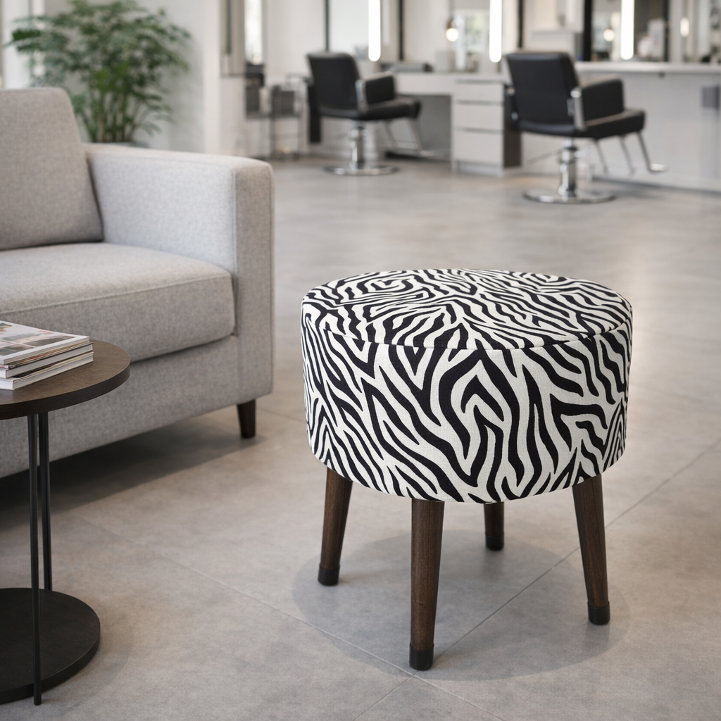 Salon Pufu – Dalgalı Zebra Desenli, Ahşap Ayaklı Dekoratif Tabure - Siyah Ayak