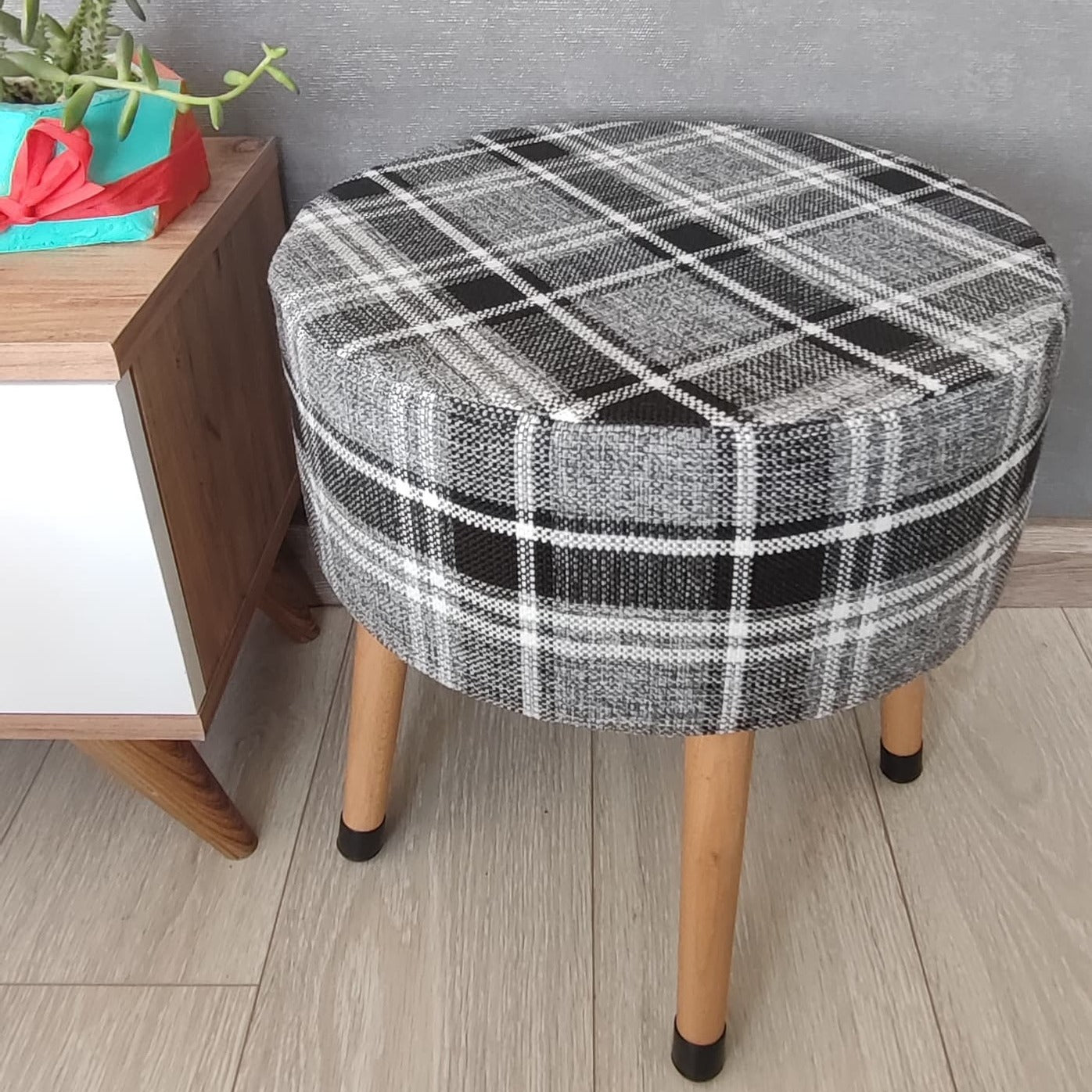 Puf Koltuk Tabure - Gri Üstü Beyaz Örme Ekose - Ahşap Ayaklı